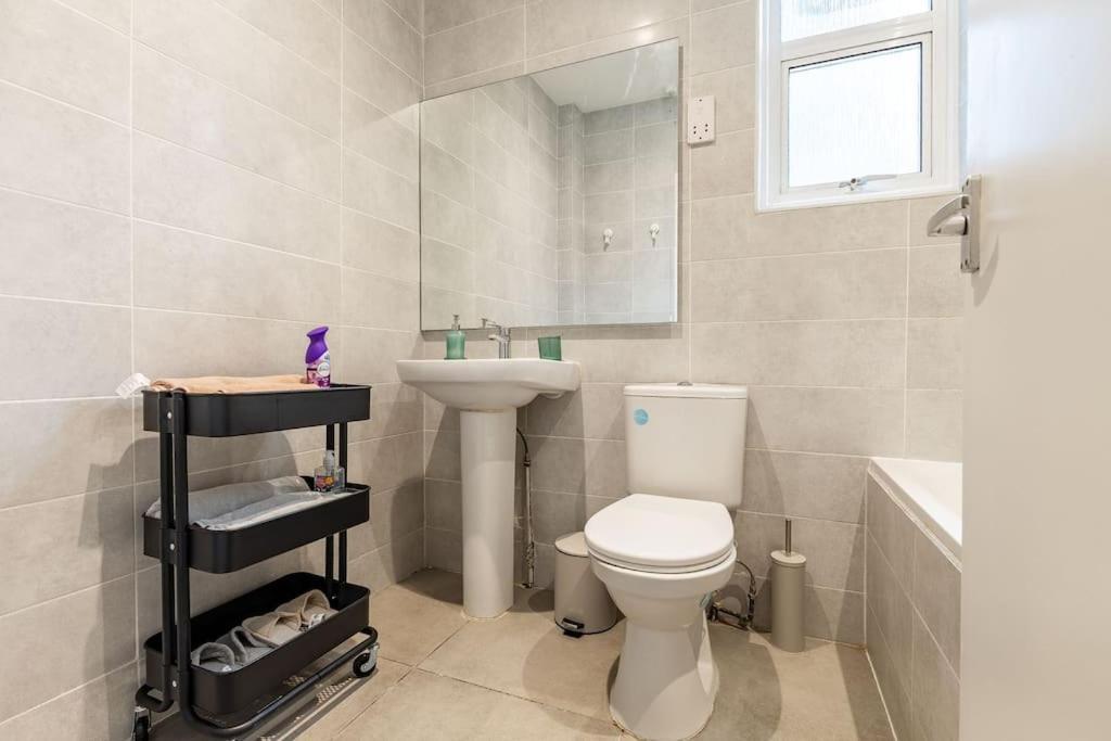Cozy 3-bedroom Flat In Willesden Appartamento